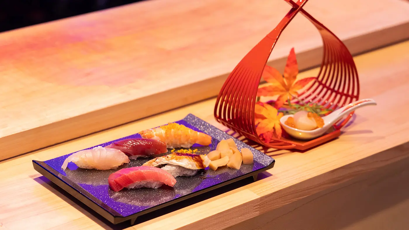 この日の握りは、真鯛昆布締め、ヤイトカツオ、本マグロ中トロ、天使のエビ、煮穴子、とろたくのラインナップ。