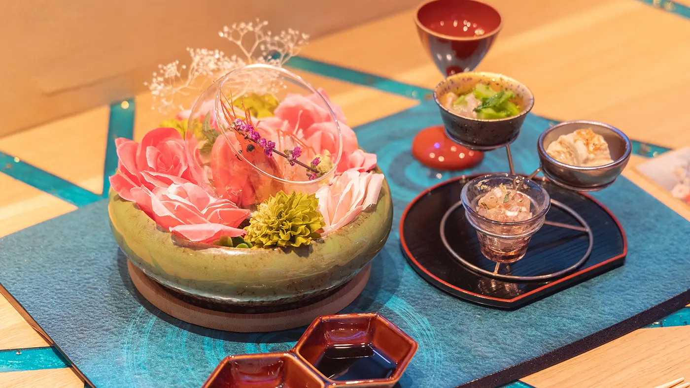 この日の先付はアジのなめろう、湯葉と岩手あみエビ、菜の花と金目鯛のカルパッチョ。お造りは福井産の甘エビ、淡路産のヒラメ、本マグロの中トロという贅沢なラインナップ。