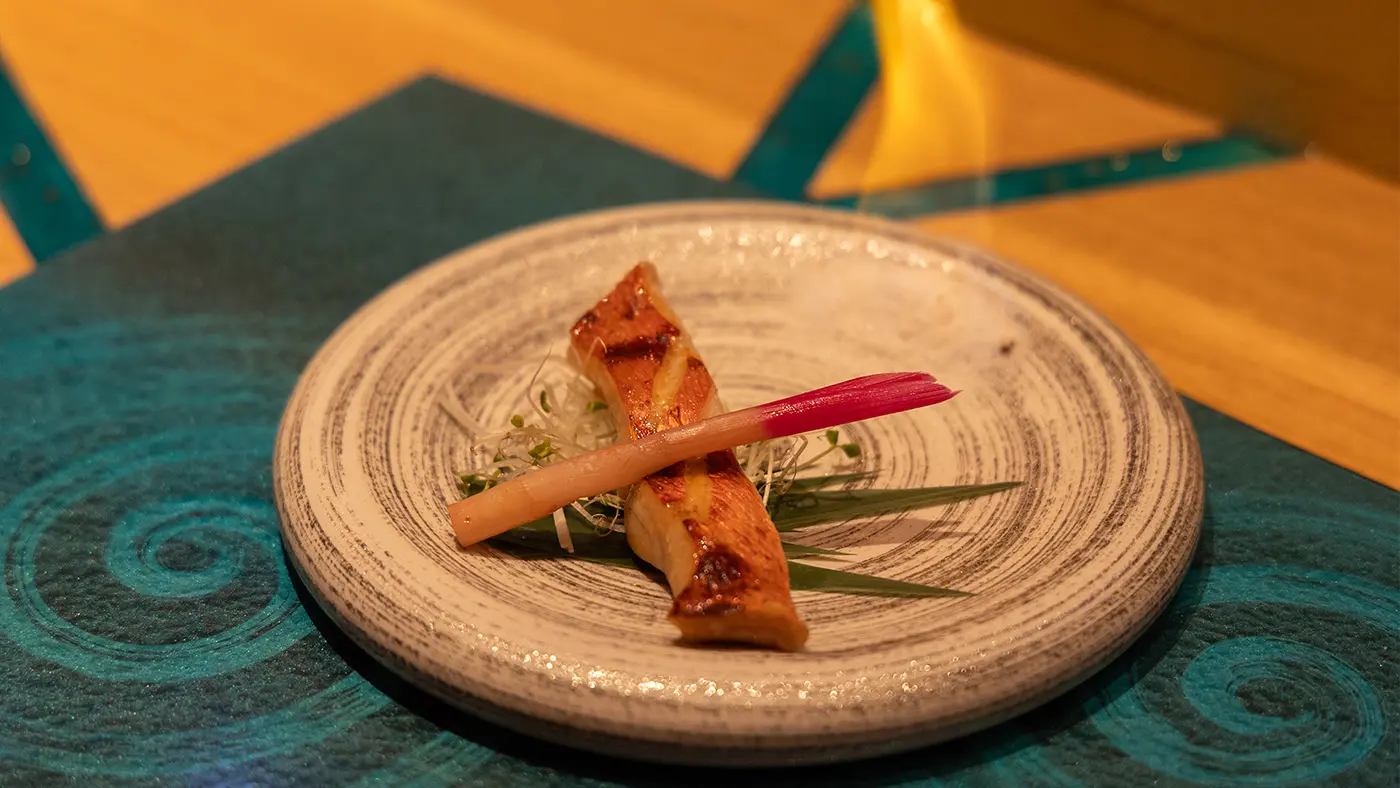 皿に炎を添える演出も楽しいキンキの粕漬け焼きは脂の乗りも良く、とろけるような味わいが口いっぱいに広がります。