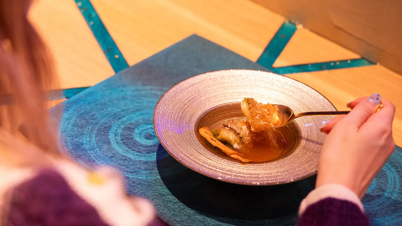 白甘鯛の松笠揚げは、サクサクな食感とダシに浸すことによって溶け出した旨味が絶妙なハーモニーを奏でます。ダシの風味とサクサクの食感を味わって