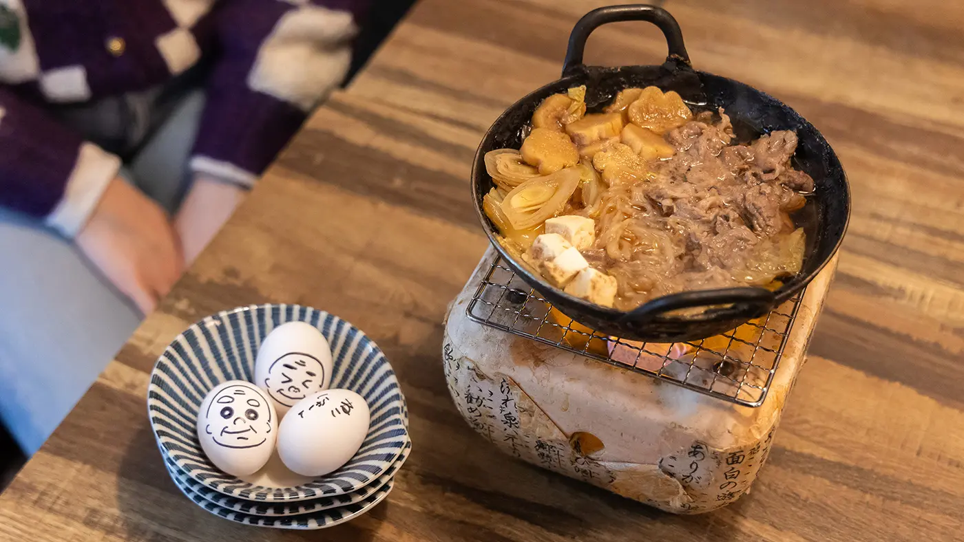 サービスとは思えないほど丁寧に調理されたすき焼き。少食の人なら、もうこの時点で満腹になること確実でしょう。