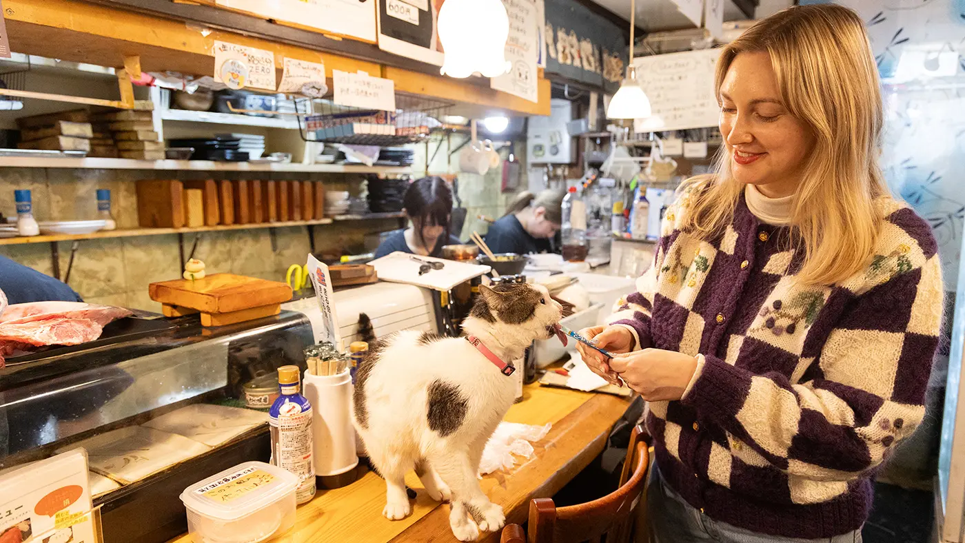 猫好きなフランキーさん、さつきちゃんへちゅ～るのご奉仕