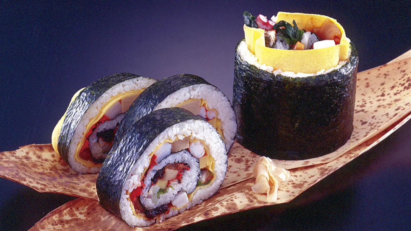 迫力満点のたぬき巻き。直径12cmもあるので一口で食べきるのは到底不可能です。