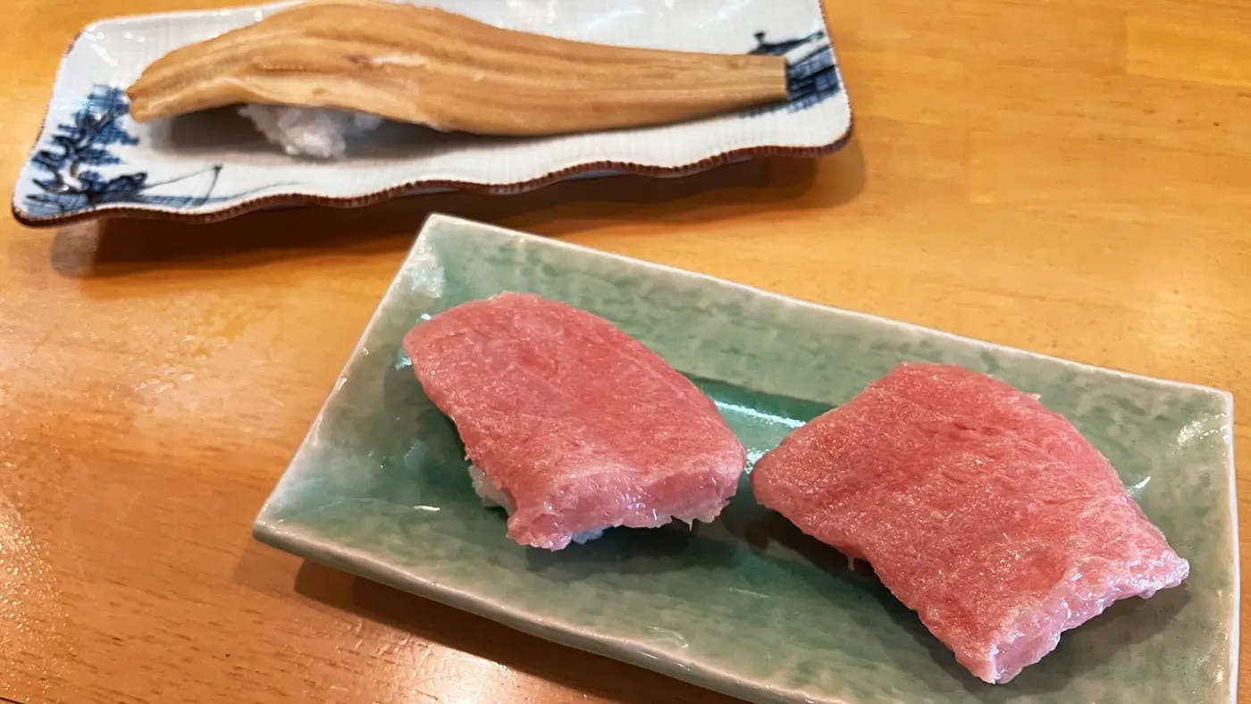 一尾まるごとの迫力で提供されるアナゴ（税込1,000円）と見るだけで柔らかさが伝わってくるトロ（税込1,800円）。