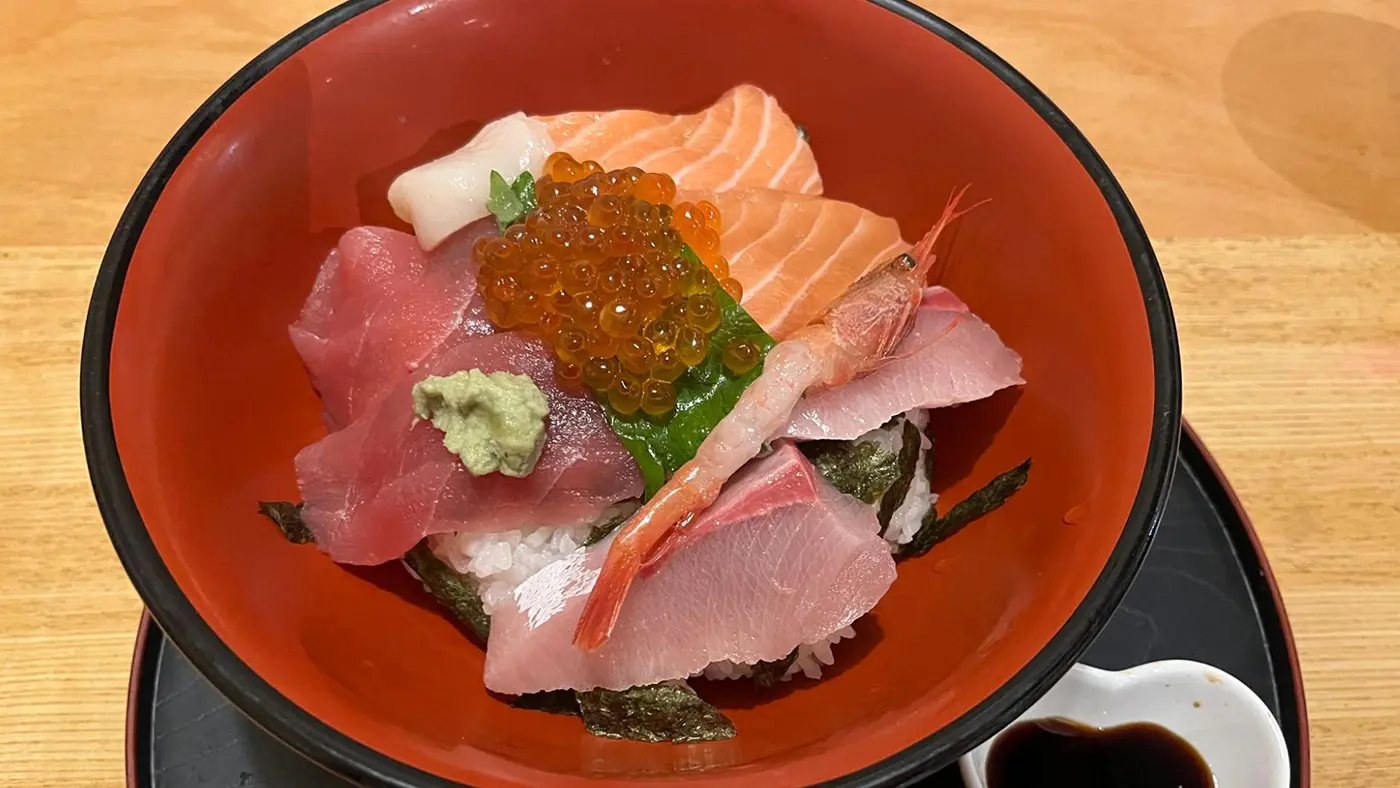 海鮮丼（税込1,200円）はランチで注文すると味噌汁がプラス。具材をレベルアップした4,000円（税込）の特上版もあります