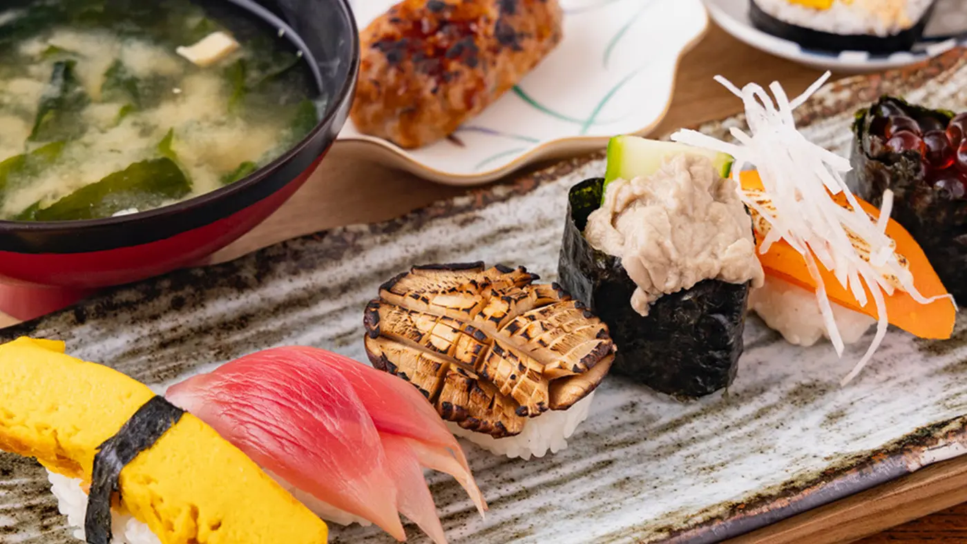しっかり食べたい人には、ソイミートの蒸しつくねが付く夜の精進寿司盛り合わせ定食（税込2,580円）がおすすめ