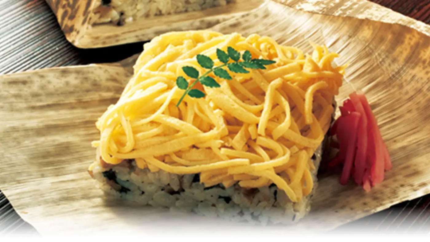 焼き穴子や椎茸を混ぜたシャリに錦糸玉子が乗った蒸し寿司（税込1080円〜）は、ぬく寿司の異名もあり、電子レンジや蒸し器で温めると、より旨味が引き出されます。