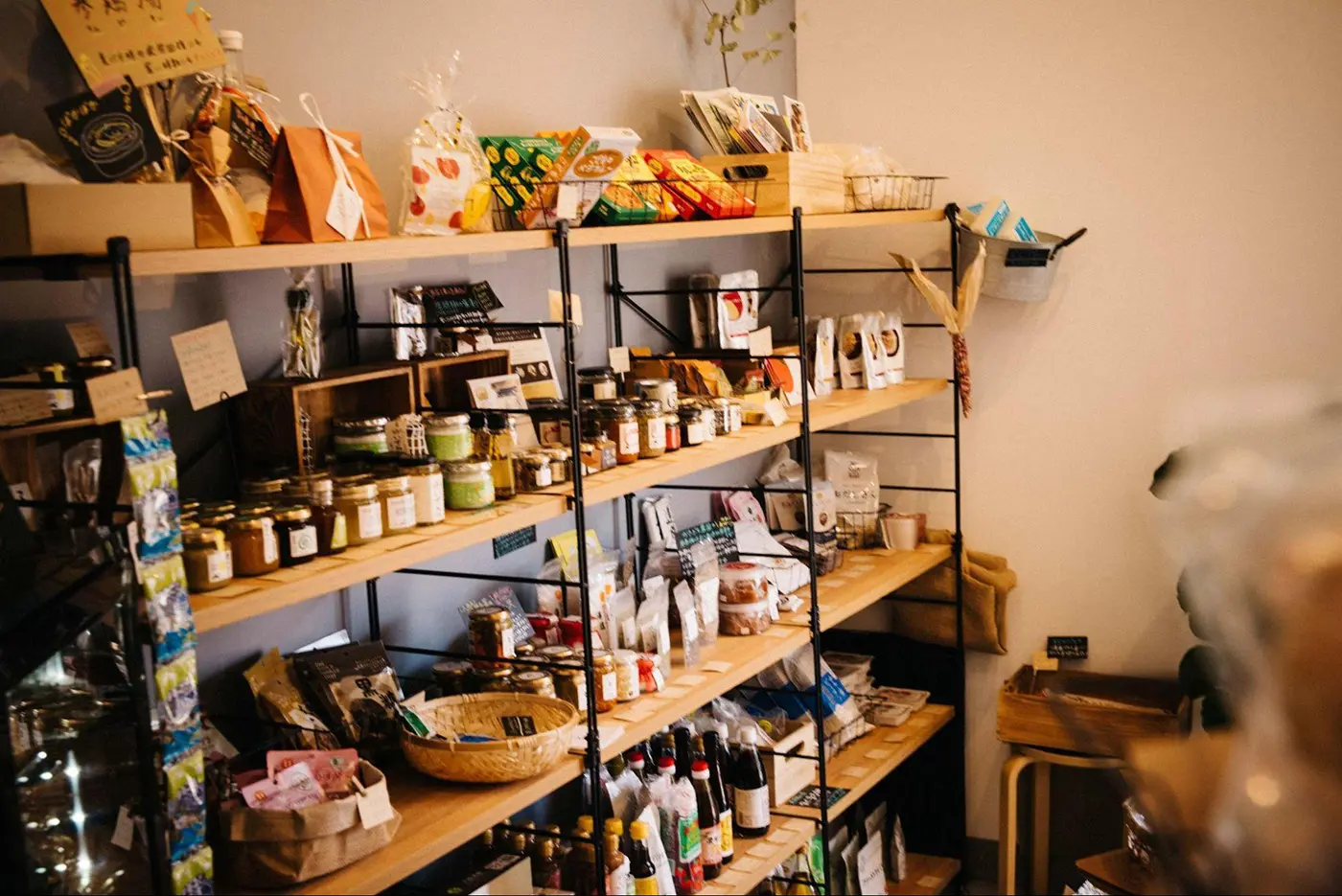 調味料や食材、お菓子、さらには徳島県の魚谷キムチさんがつくる「参鶏湯」まで、取扱商品はさまざま。