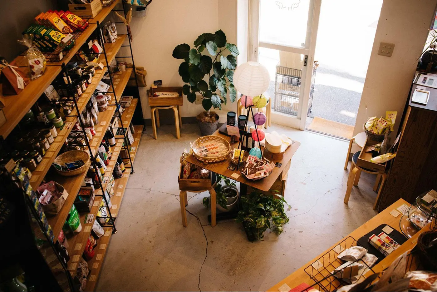 調味料や食材、お菓子、さらには徳島県の魚谷キムチさんがつくる「参鶏湯」まで、取扱商品はさまざま。