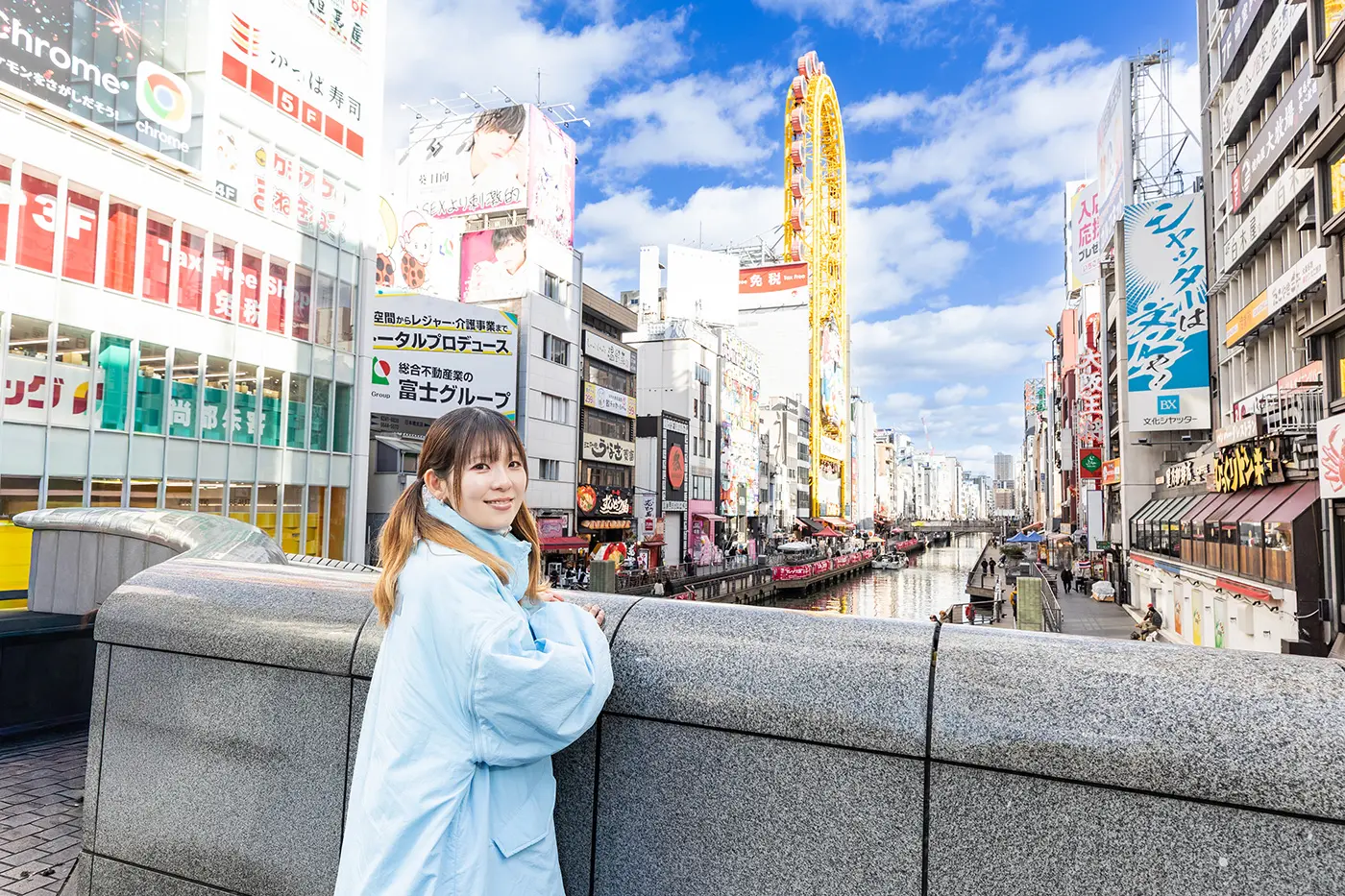 川沿いには、たこ焼き屋さんがたくさんあって、作中に登場する店舗も。