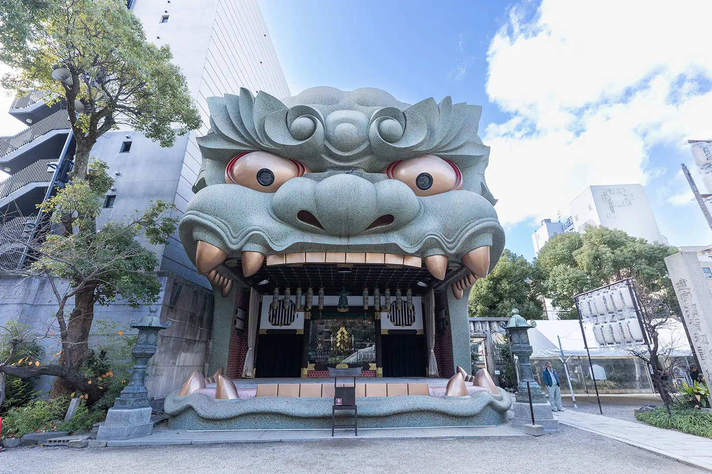 高さ約12メートル、幅7メートル、奥行き7メートル、近くに立つと圧倒されるスケールとビジュアル！