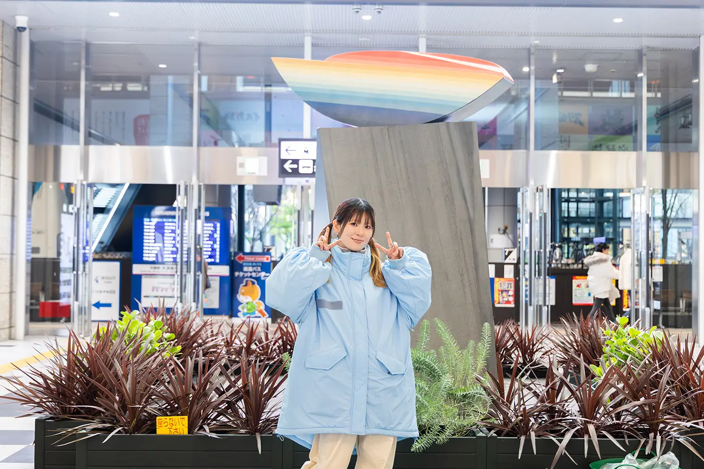 まずは、大阪駅中央口改札を出て、ノースゲートビルディング1階中央に位置する「暁の広場」へ。