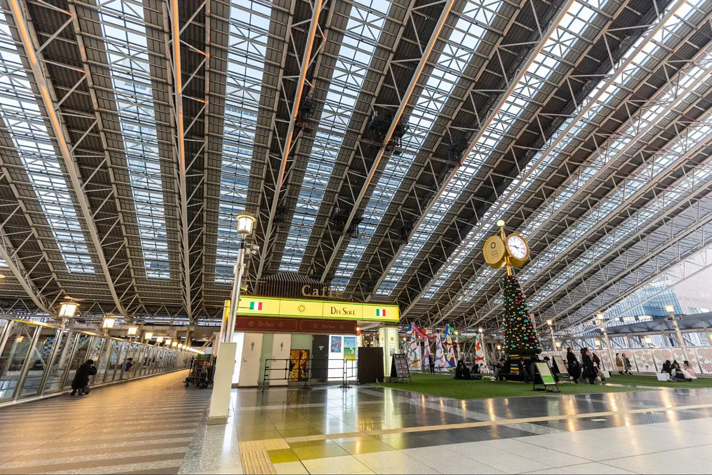 続いて、アトリウム広場からエスカレーターで上階へ進み、5階に広がる「時空（とき）の広場」へ。