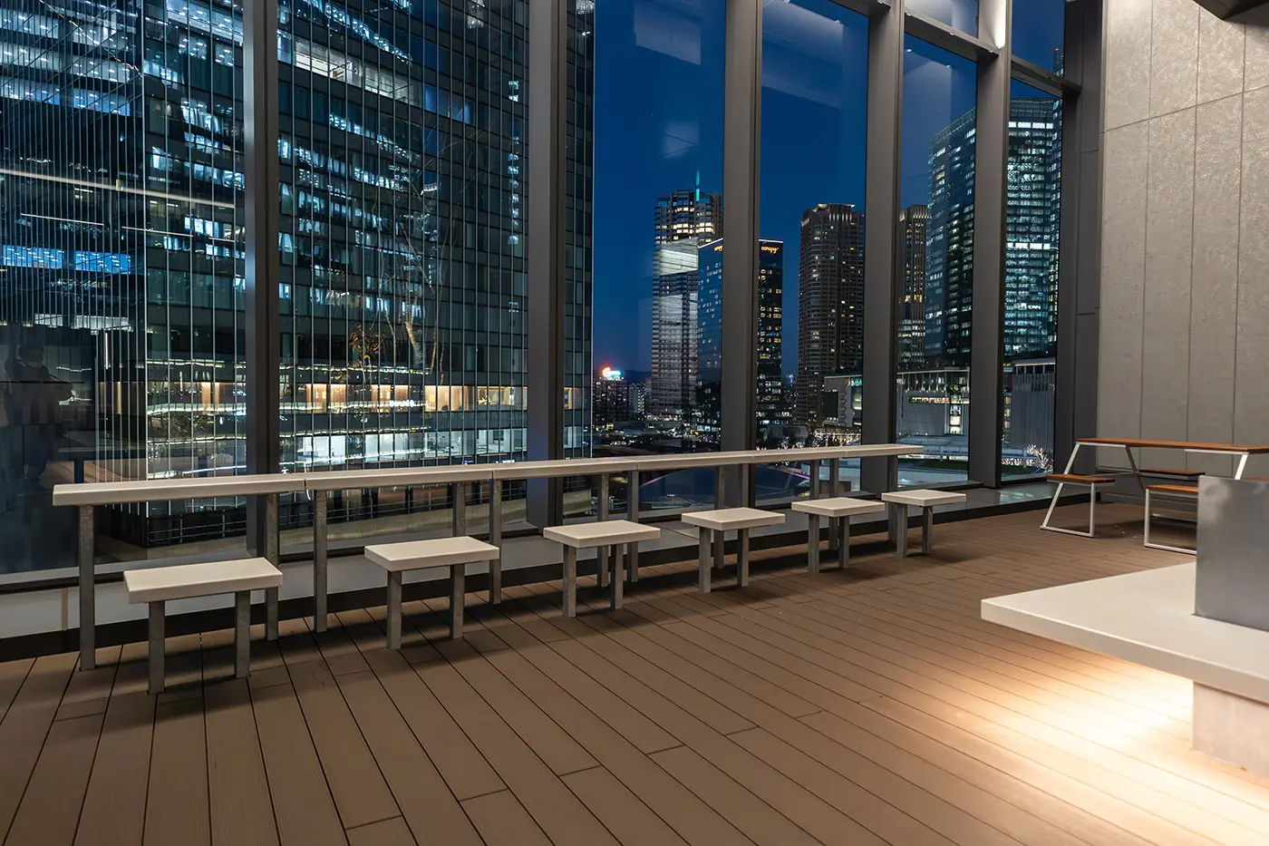 休憩場所にも使える穴場スポット。夜の眺めも素敵です。