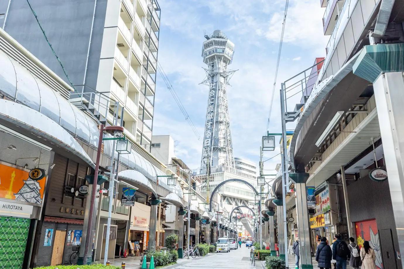 そして天王寺動物園の新世界ゲートからすぐの場所には、大阪のランドマーク的存在「通天閣」が。