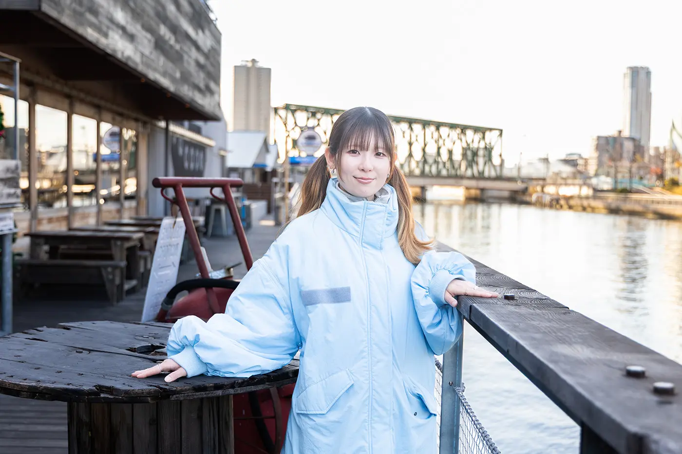 こちらも、外のテーブルが天王寺璃奈のアニメーションMVに登場します。