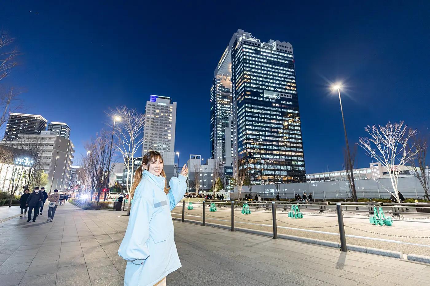 大阪駅から、うめきた公園の横を通って「梅田スカイビル」へ。