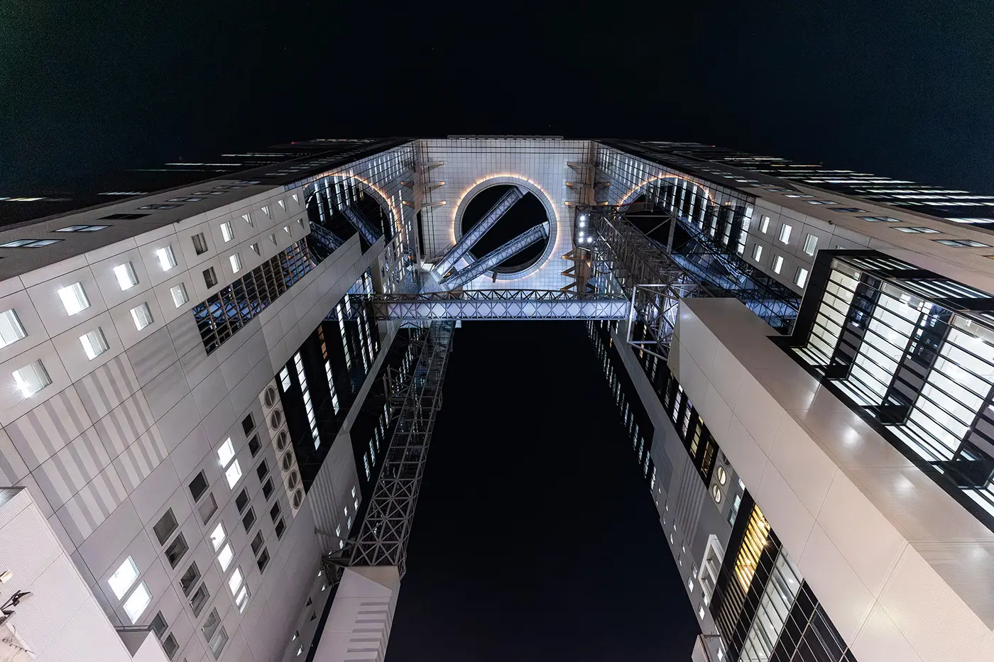 梅田スカイビルの空中庭園展望台は、地上173mの高さから大阪の街並みを360度見渡せる屋上開放型の展望台。海外からの観光客も多く訪れる、大阪を代表する人気スポットです。