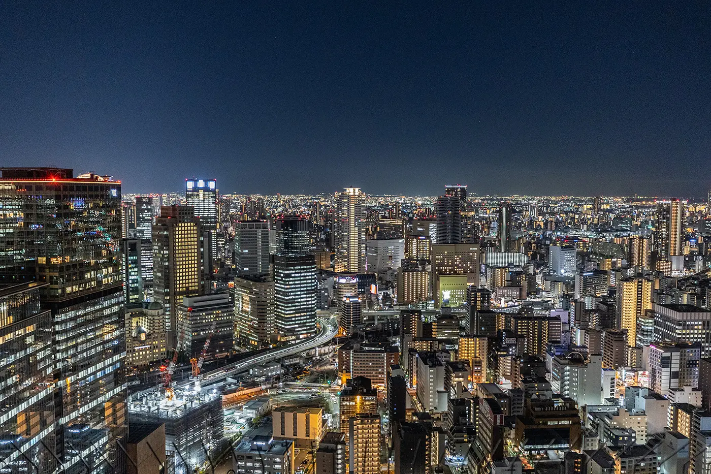 大阪駅周辺の高層ビル群の夜景はまさに壮観。