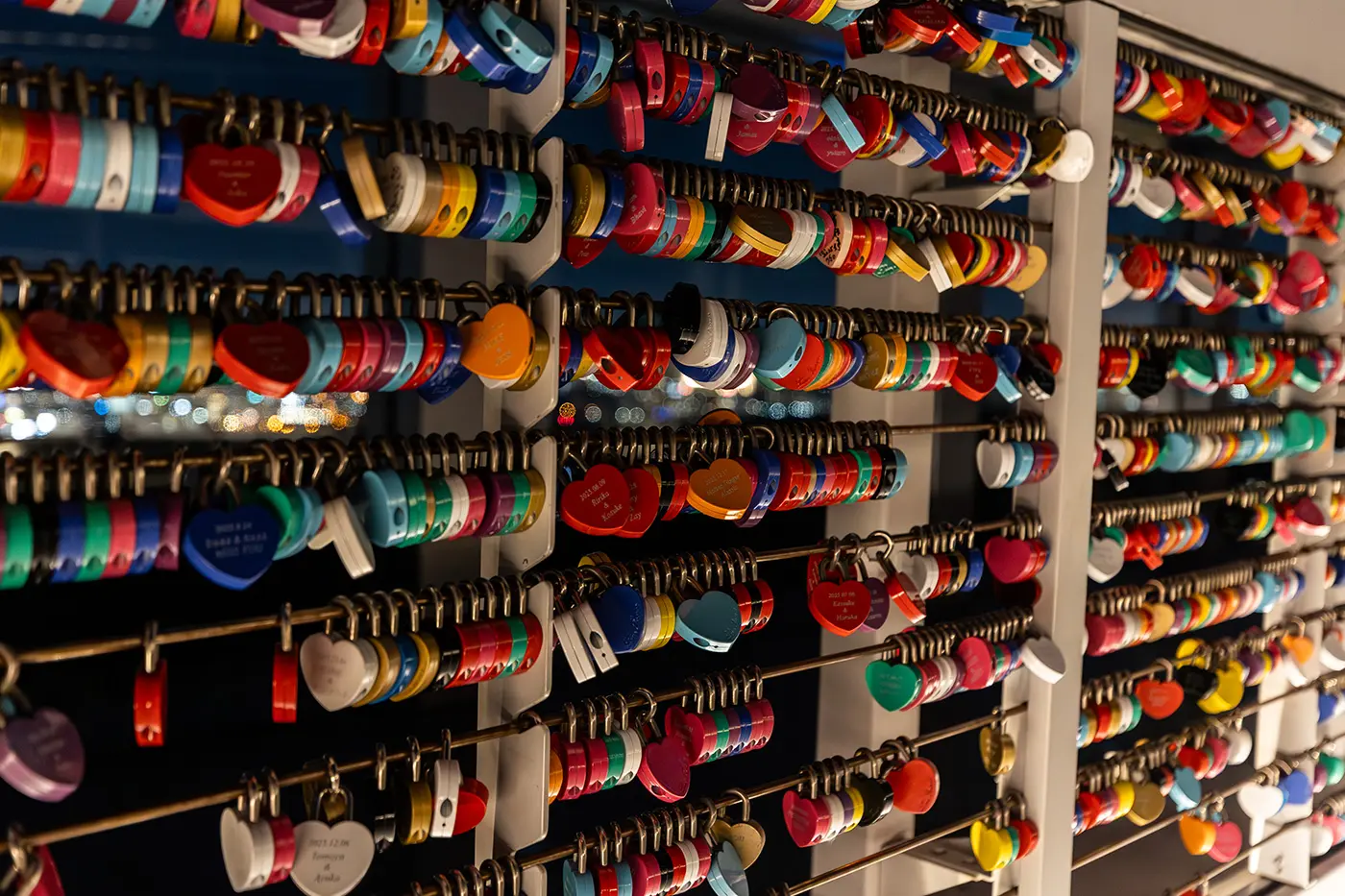 全11色から好きなカラーを選ぶことができ、恋人同士だけでなく、家族や友人、推し活として鍵を付けていく人も多いそう。