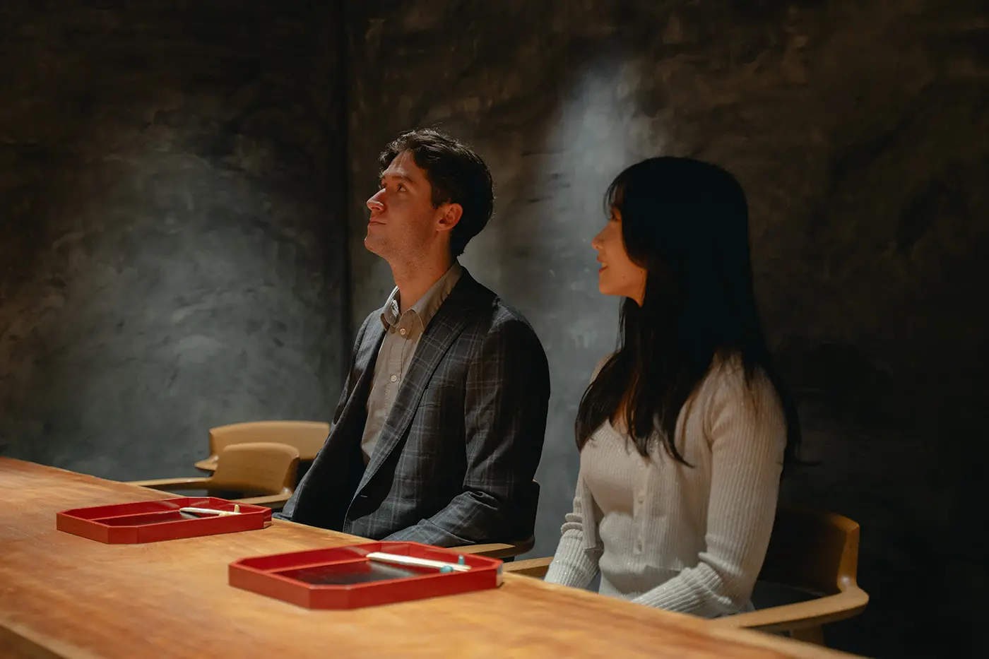 一对情侣坐在吧台边。