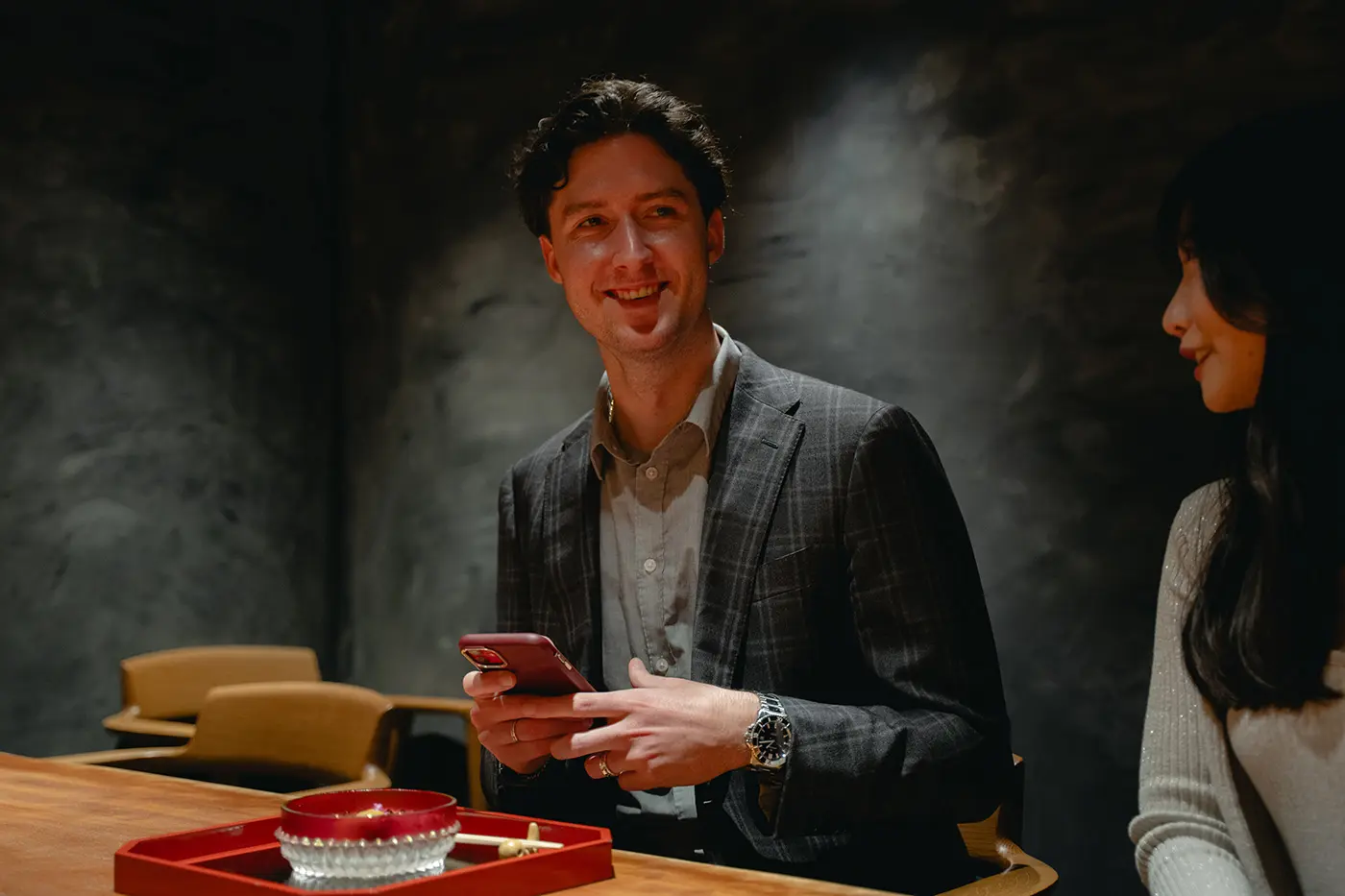 一名男子正在拍摄食物照片。