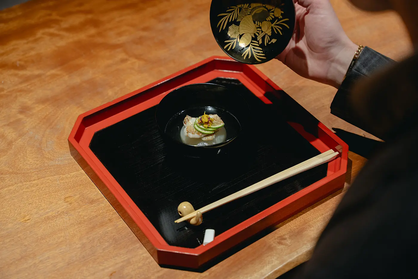 用碗盛装的菜肴