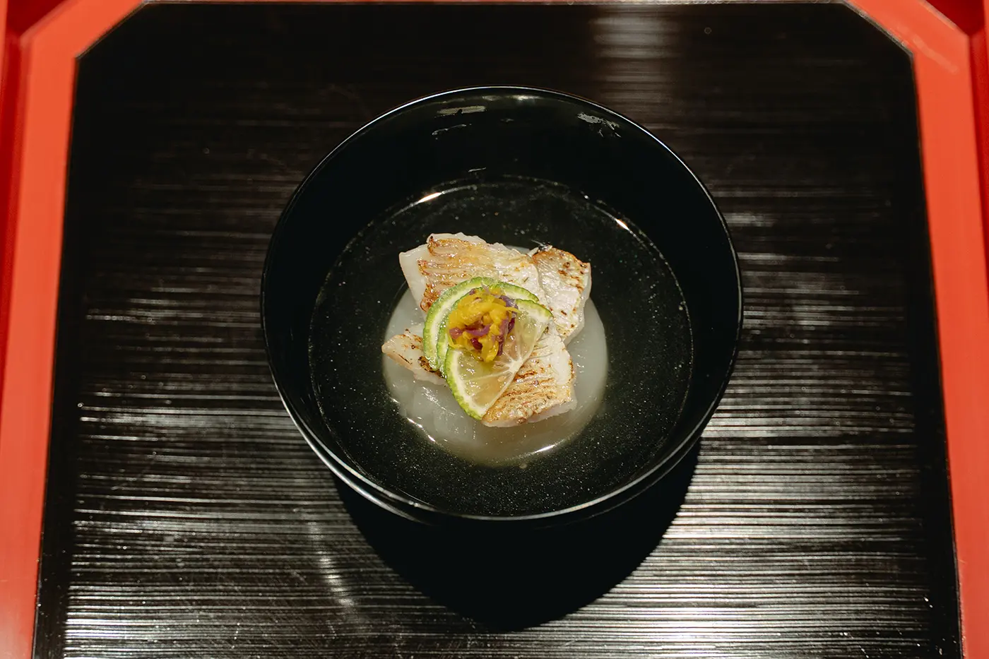 用碗盛装的菜肴