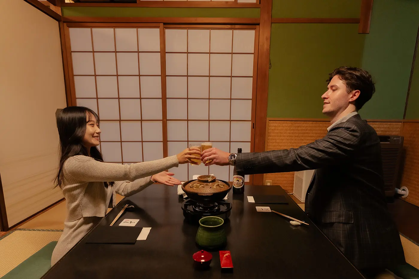 一对情侣举杯庆祝