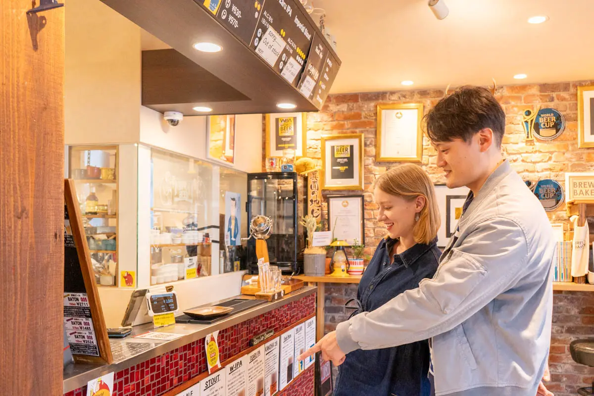 Anne and Yusuke choosing beer