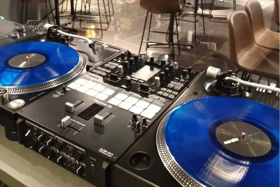 在旅程的後半段，出於想要更深入地體驗當地音樂的願望，我前往了高槻市的「Music Bar ACID」。