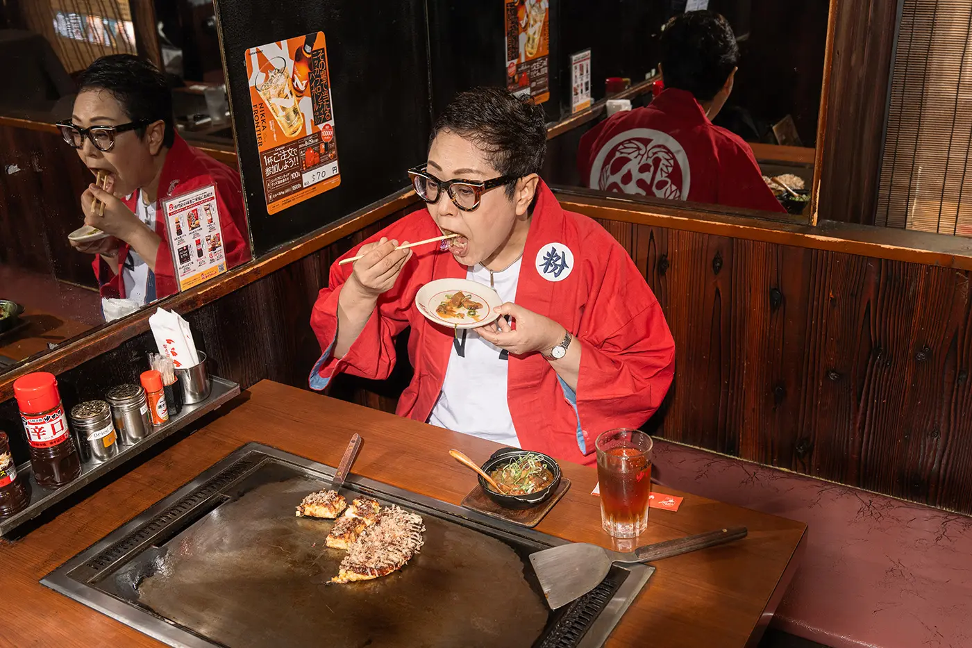 Kumagai eating Yukari's okonomiyaki