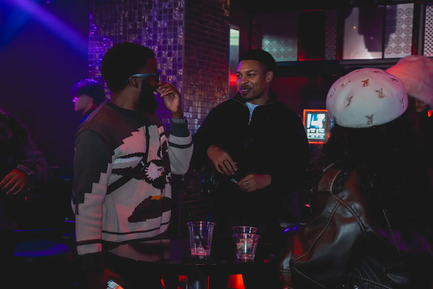 隨著夜幕降臨，舞池裡的氣氛越來越熱烈。