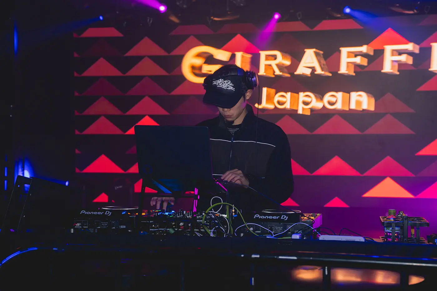 來自日本和海外的DJ每天都在這裡演出。