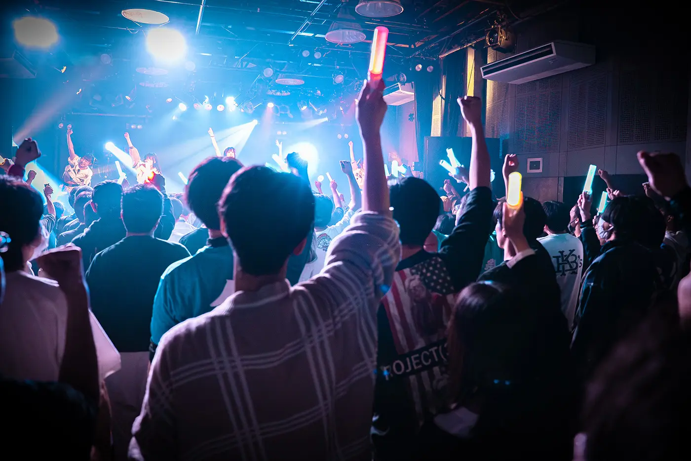 在现场表演期间