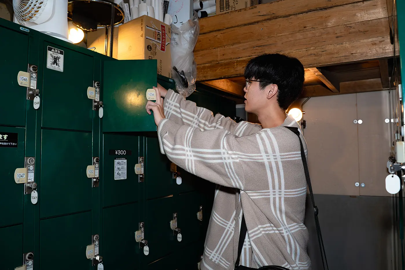 尹把行李放进储物柜。