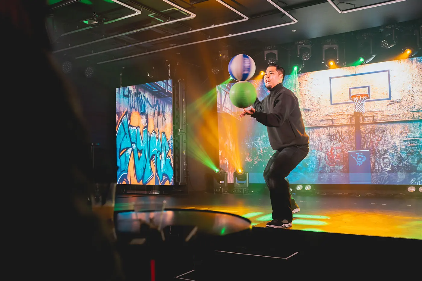 一場精彩絕倫的自由式足球技巧表演。