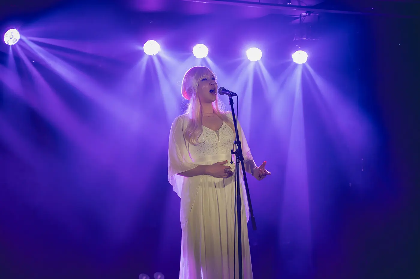 一位歌壇天后也登台獻唱，她驚人的歌喉響徹全場。