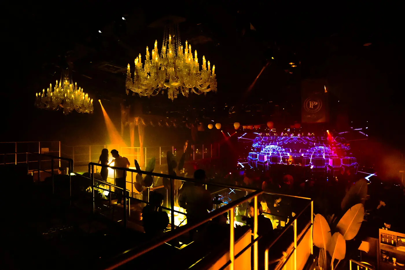 接下來，我們前往了關西地區最大的夜總會「PICCADILLY PREMIUM」。