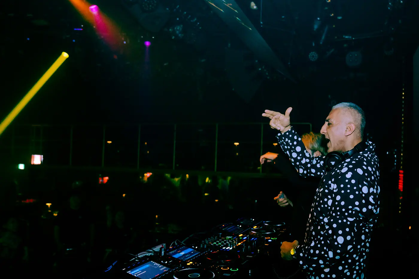 DJ 和觀眾能夠看到彼此的反應，這是大型場館和高台舞台所獨有的特色。