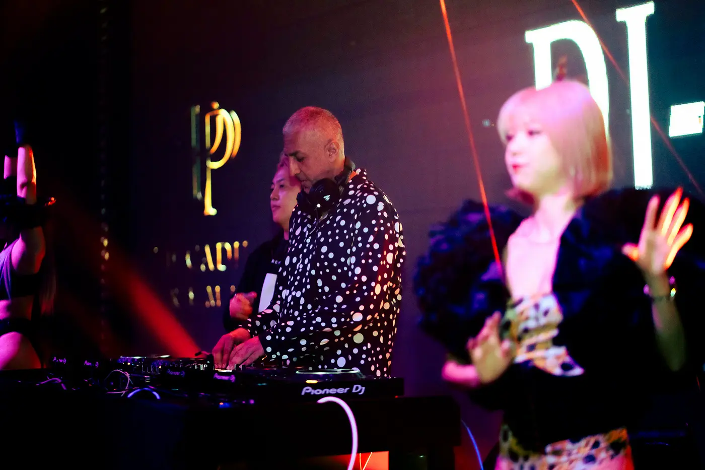 尖峰時段還有性感舞者助陣！