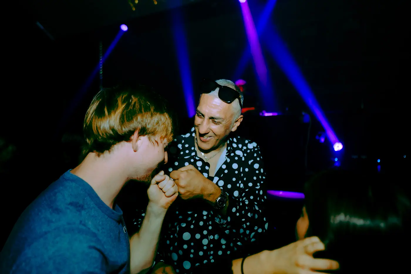 遊戲結束後，他們也會抽出時間與顧客交流。