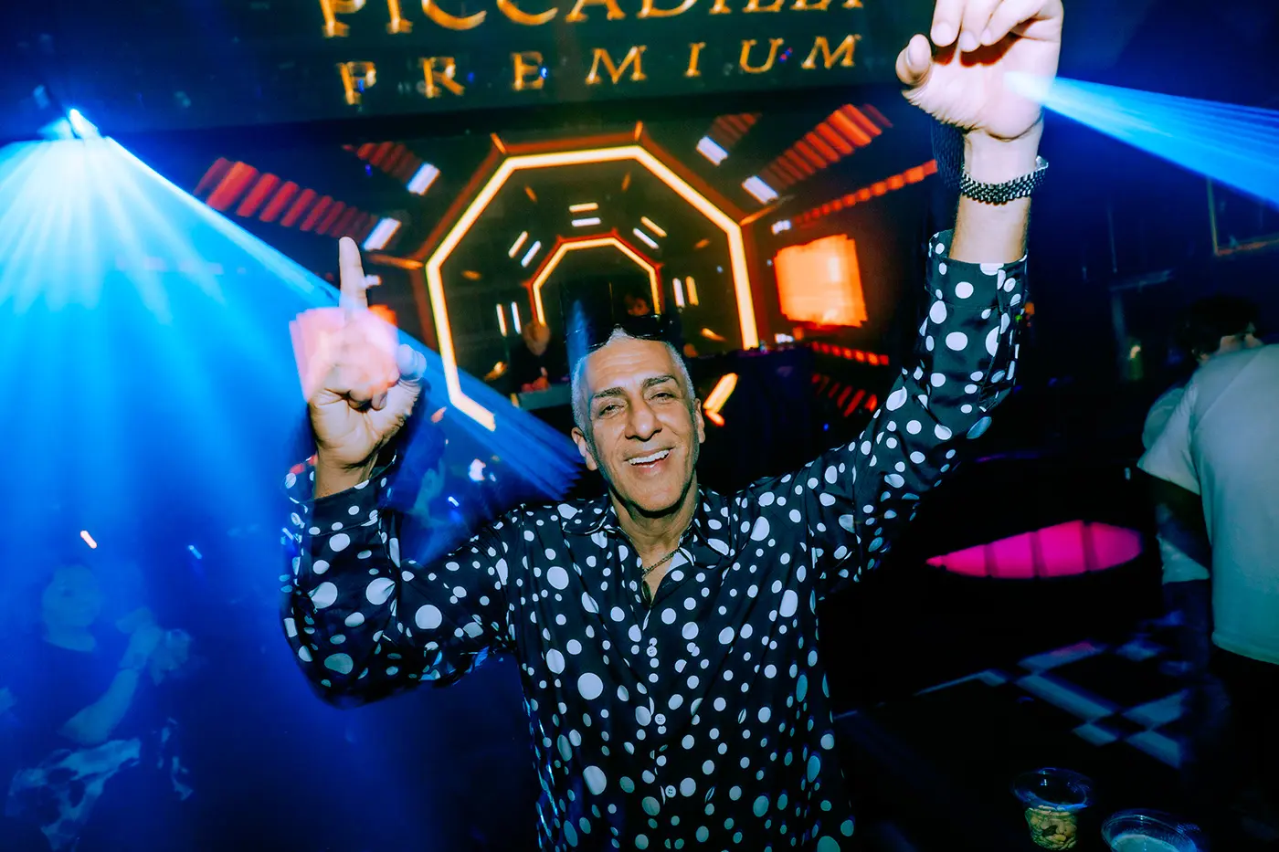 演出結束後，KISH看起來格外放鬆。他在舞池裡玩得非常盡興。