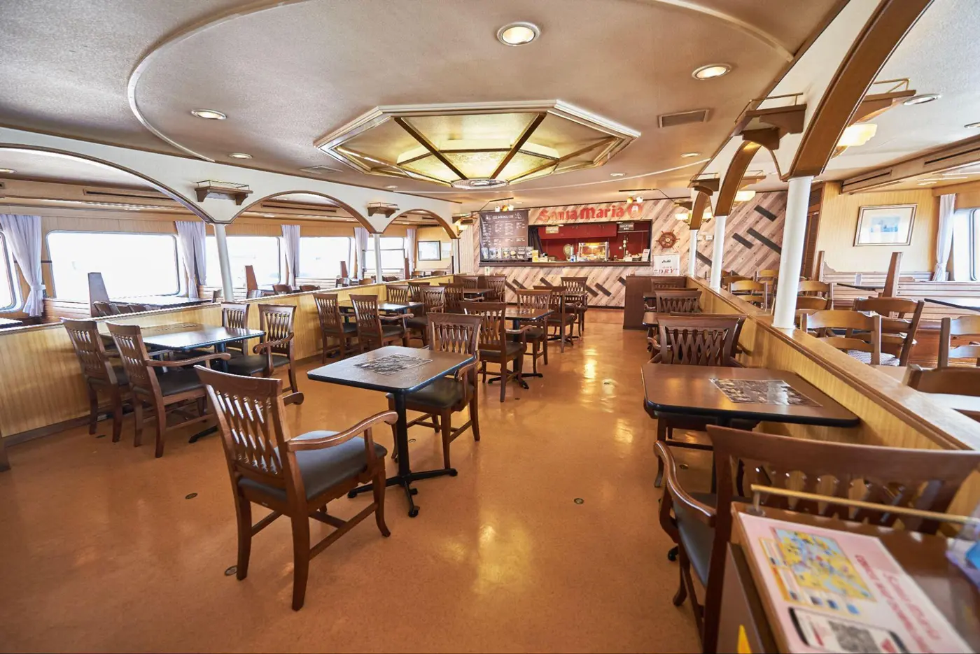 在聖瑪麗亞教堂內購物