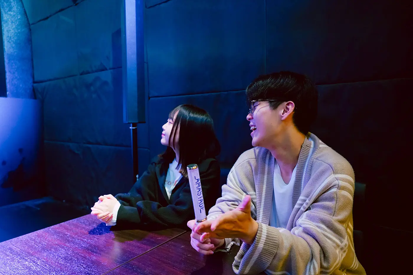 商店内的演员和舞台区域禁止拍照。