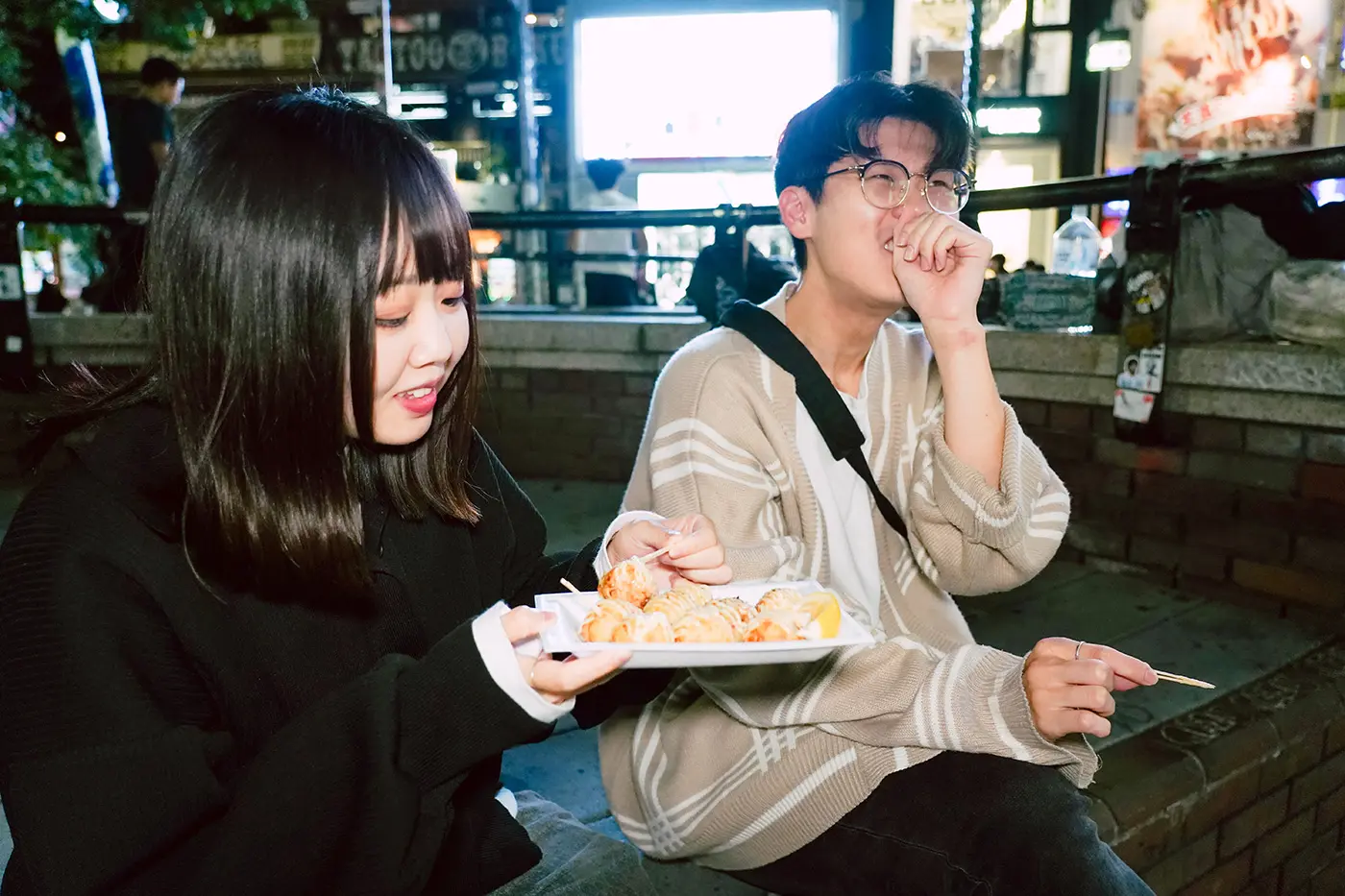 在公园里吃章鱼烧