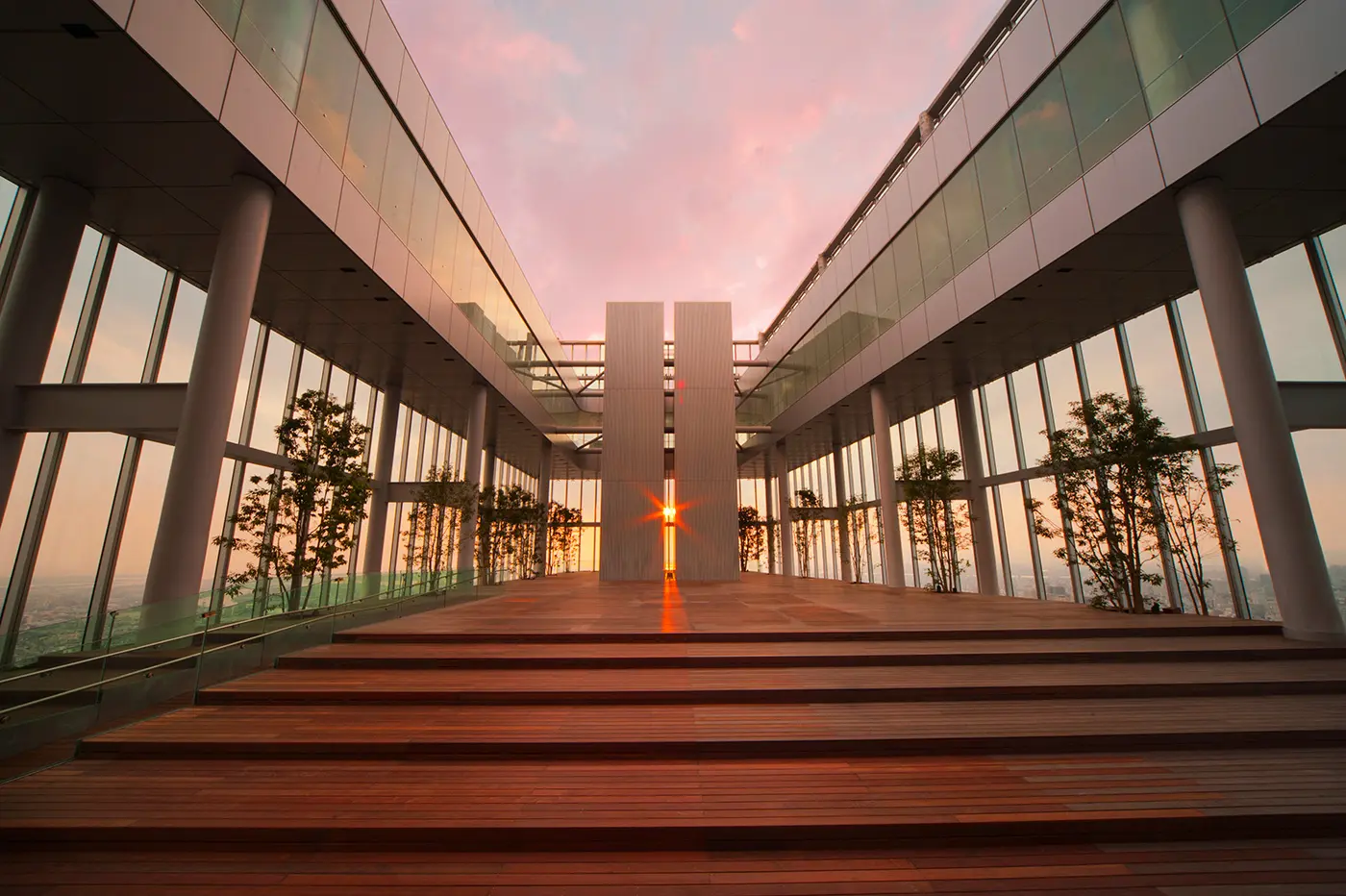 58階の「天空庭園」から望む、心に残る夕日の絶景