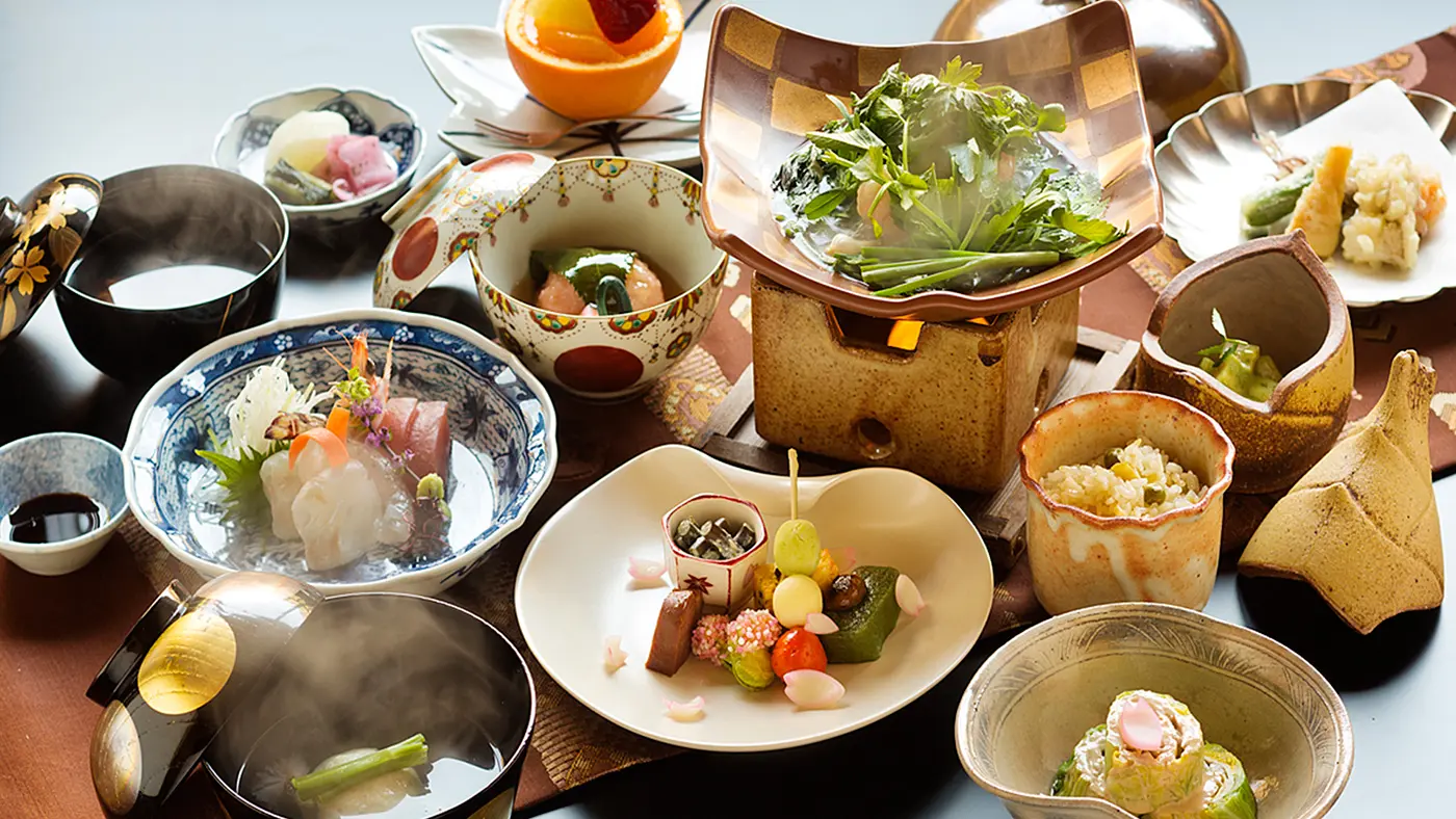 在傳統的日式旅館享用日本料理。