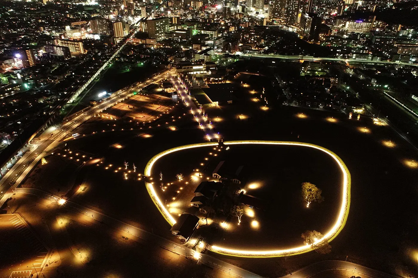 街路樹や銅鐸・壺などの歴史的オブジェがライトアップ