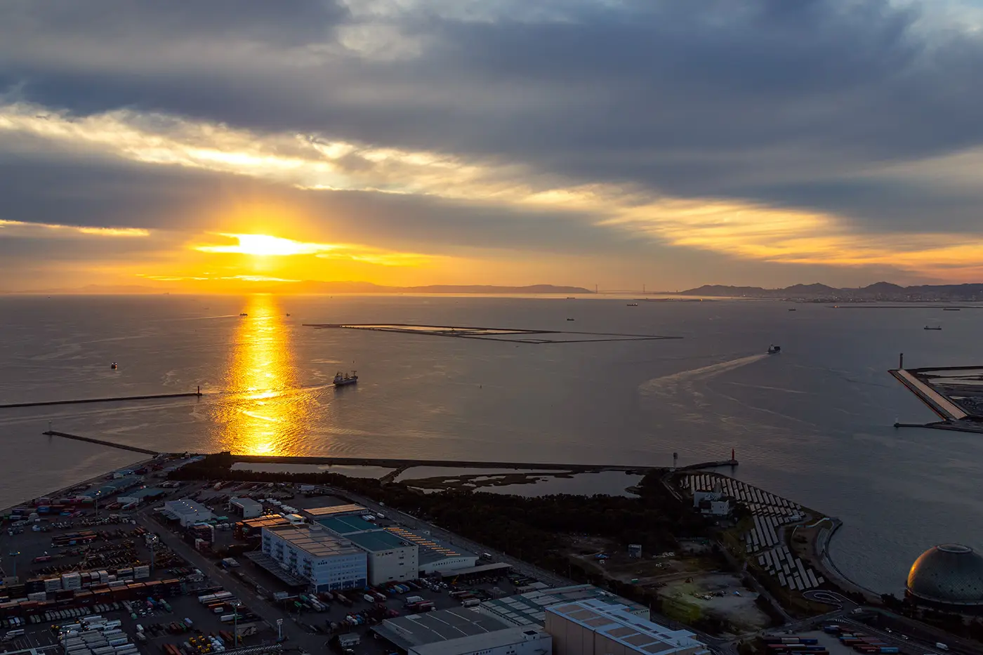 黄昏时分,如果你望向大海,就能看到美丽的日落,它将天空和大海染成绚丽的色彩。